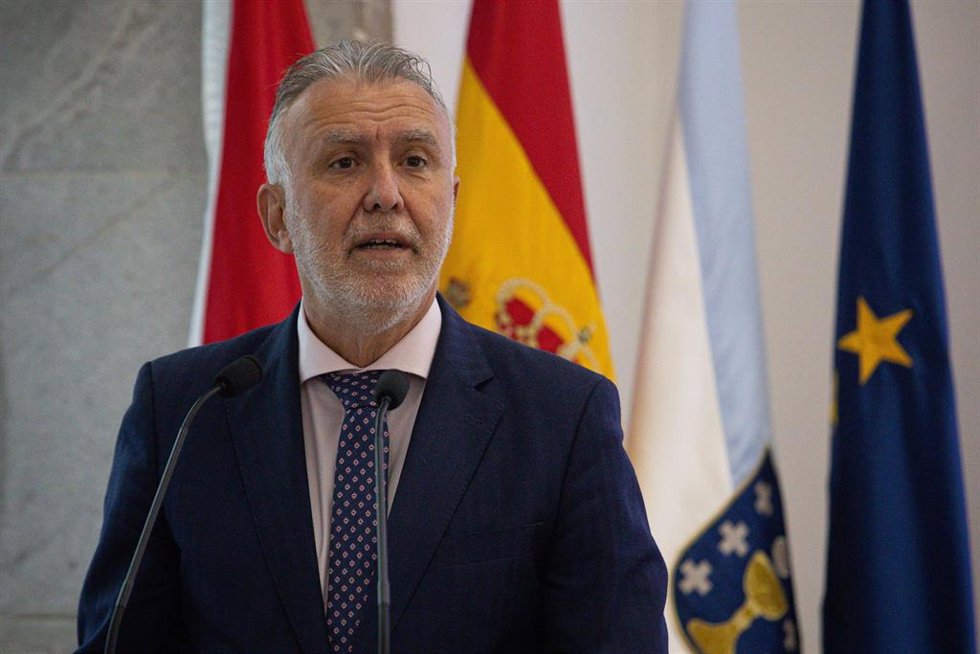 El ministro de Memoria Democrática, Ángel Víctor Torres, durante la inauguración de las II Jornadas sobre controles oficiales en tráfico internacional de mercancías en Vigo, a 16 de octubre de 2025, en Vigo, Pontevedra, Galicia (España). 