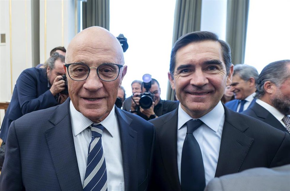 Archivo - El presidente del BBVA, Carlos Torres Vila (d), y el presidente del Banco Sabadell, Josep Oliu (i), durante la ceremonia de toma de posesión del nuevo gobernador del Banco de España, en el Banco de España, a 24 de septiembre de 2024, en Madrid