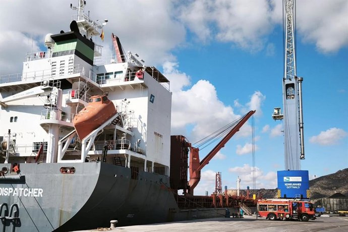 Bomberos de Cartagena extinguen dos incendios en un buque de mercancías y un piso