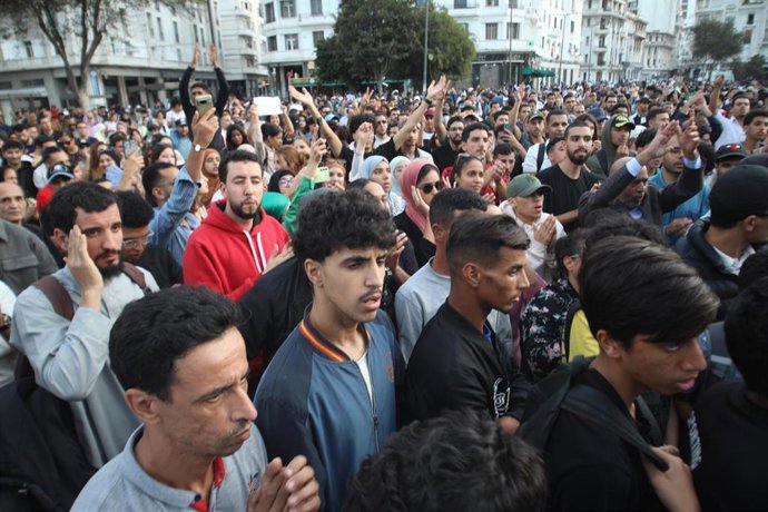 Participantes en una protesta antigubernamental en Casablanca para reclamar al Gobierno de Marruecos mayor inversión en servicios públicos como la educación y la sanidad (archivo)