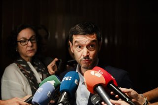 El ministro de Derechos Sociales, Consumo y Agenda 2030, Pablo Bustinduy, atiende a los medios a su llegada a la celebración del 10º Aniversario de la Agenda 2030  con el acto "Voces del Desarrollo Sostenible", organizado por el Ministerio de Derechos Soc