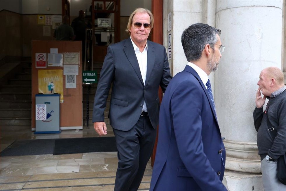 El empresario Matthias Kühn (i) abandona las dependencias judiciales junto a su abogado, Jaime Campaner.