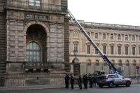 El ministro de Justicia de Francia reconoce fallos de seguridad tras el robo de joyas en el Louvre