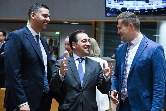 Archivo - El ministro de Exteriores, José Manuel Albares, junto a los representantes de Malta y Letonia en una reunión del Consejo de Exteriores de la UE.