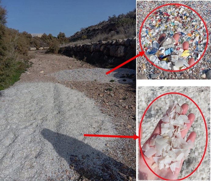 Acumulación de fragmentos de plástico triturado en el cauce de una rambla de Almería, junto a la Finca Experimental de la UAL-Anecoop.