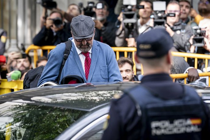 Ex-conselheiro ministerial Koldo García em sua chegada à Suprema Corte em 15 de outubro de 2025 em Madri (Espanha). Koldo está testemunhando no âmbito do caso em que está sendo investigado por sua suposta participação em um suposto esquema de cobrança de 