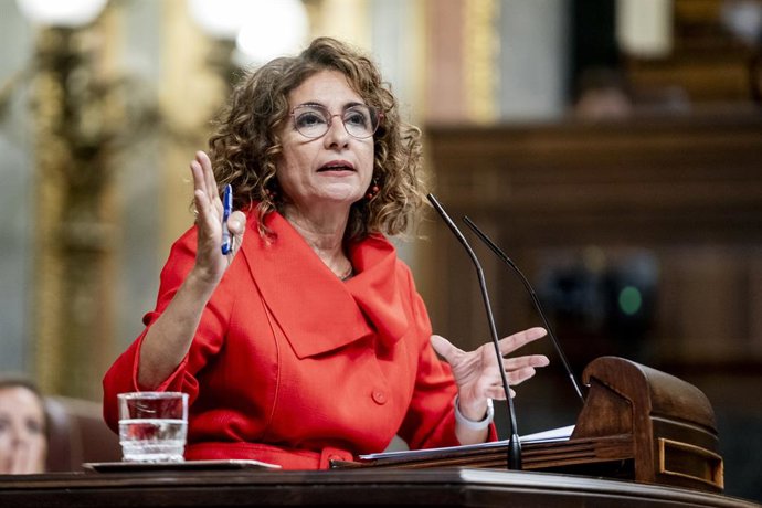 Archivo - Arxiu - La vicepresidenta primera i ministra d'Hisenda, María Jesús Montero, en imatge d'arxiu