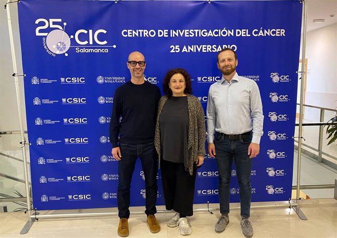 Los investigadores  Antoni Hurtado (I); , Vessela Kristensen y otro de los investigadores, Magnun Steirstat.