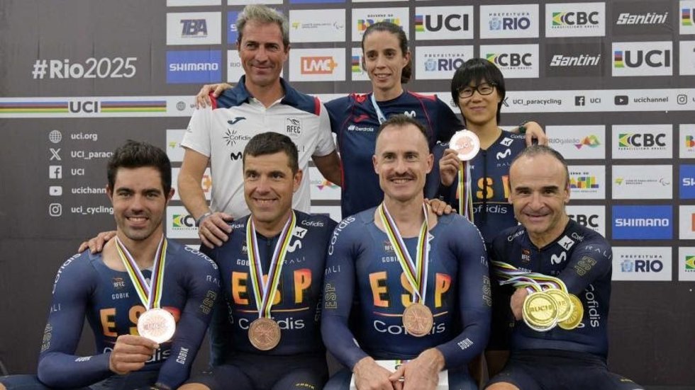 De izda a dcha: Alfonso Cabello, Eduardo Santas, Pablo Jaramillo, Isabel Yinghua Hernández y Ricardo Ten posan con sus medallas en el Mundial Paralímpico de Ciclismo en Pista 2025