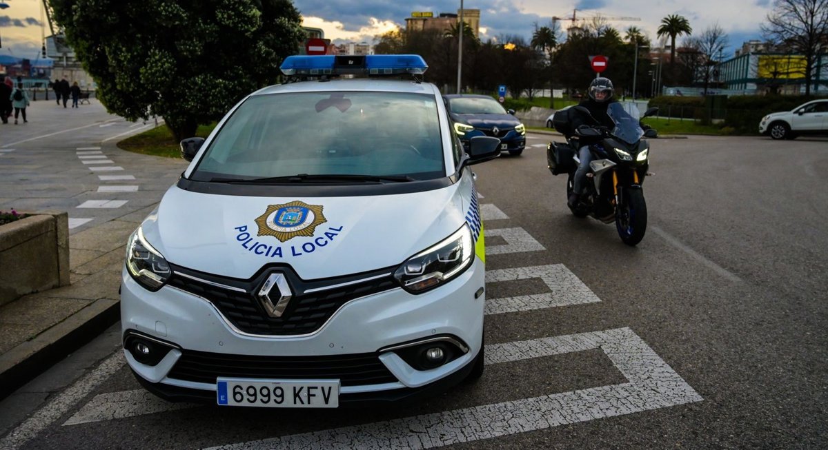 Un conductor que cuadruplicaba la alcoholemia choca contra dos paneles de una glorieta en Santander