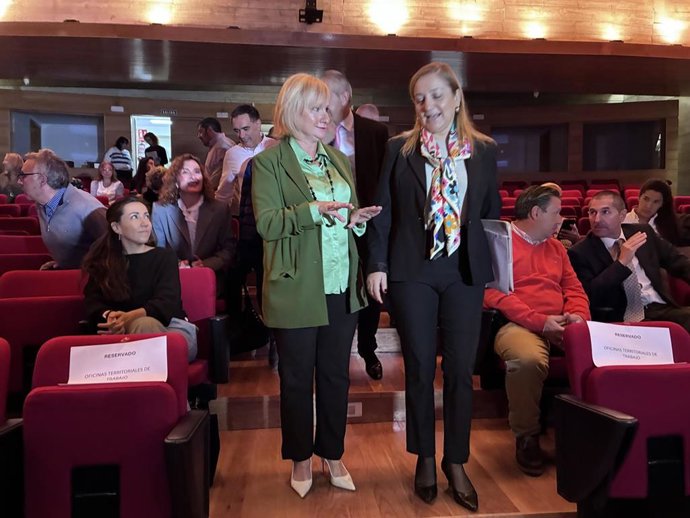 Leticia García (i) e Inmaculada Matías, momentos antes de participar en la jornada.