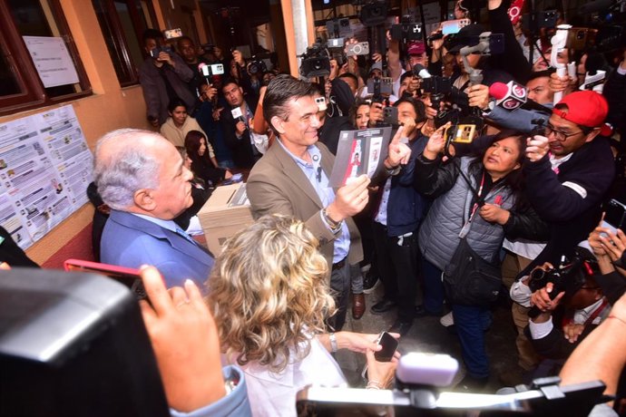 TARIJA, 20 de outubro de 2025 -- Rodrigo Paz Pereira mostra sua cédula de votação em uma seção eleitoral em Tarija, Bolívia, em 19 de outubro de 2025. Rodrigo Paz Pereira, 58 anos, venceu o segundo turno das eleições presidenciais na Bolívia no domingo, d