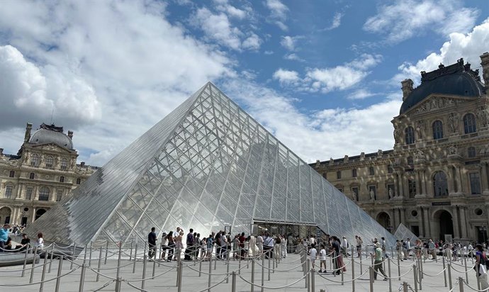 Archivo - Entrada al Museu del Louvre de París