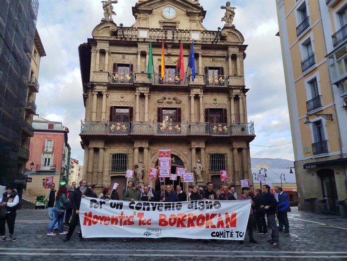 Concentración en Pamplona del comité de empresa de TCC Moventis, adjudicataria del servicio de transporte urbano comarcal