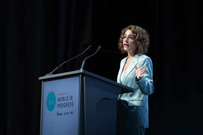 La vicepresidenta primera del Gobierno y ministra de Hacienda, María Jesús Montero, durante la segunda edición del foro 'World in Progress', en el Palau de Congressos de Catalunya, 20 de octubre de 2025, en Barcelona, Catalunya (España). Prisa organiza la