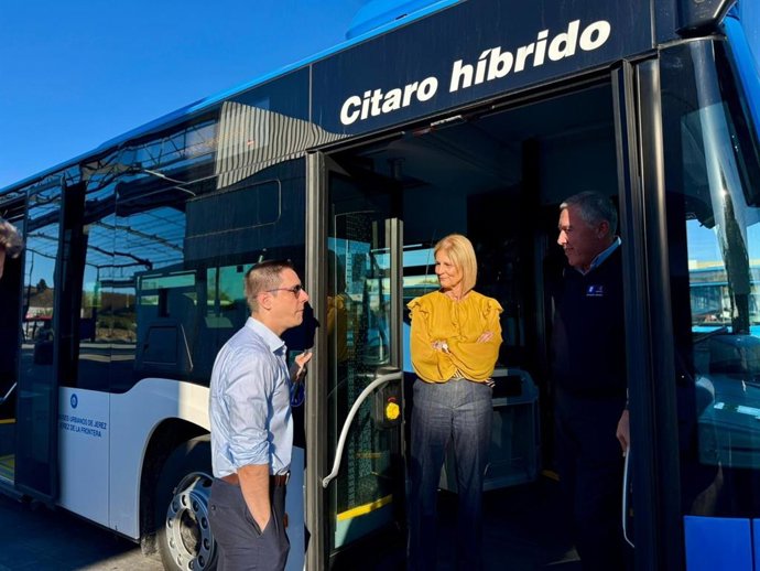 La alcaldesa de Jerez, María José García-Pelayo, junto a uno de los nuevos  autobuses traídos a la ciudad mediante renting
