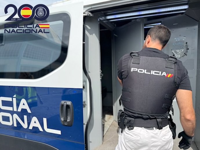 Un agente de Policía Nacional