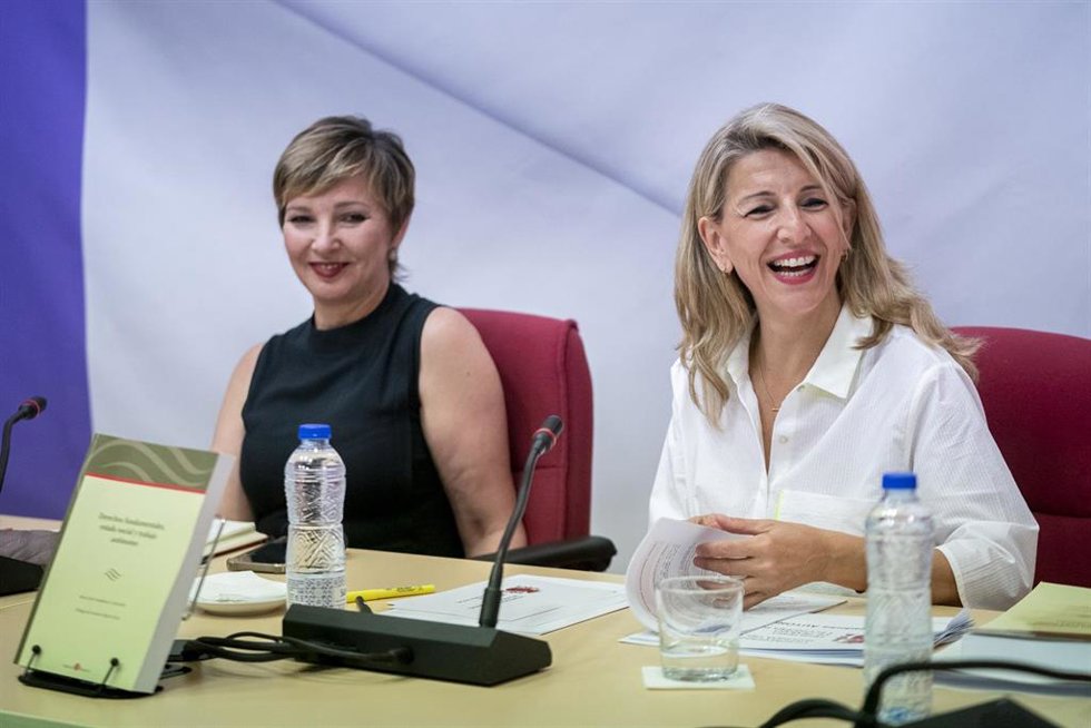 Archivo - La secretaria general de Uatae, María José Landaburu (i), y la vicepresidenta segunda y ministra de Trabajo y Economía Social, Yolanda Díaz (d), en una imagen de archivo