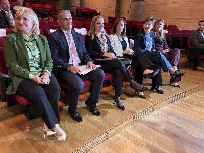 Leticia García (i), momentos antes de comenzar la jornada.