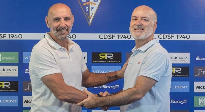 Imagen del presidente del CD San Fernando 1940, Ramón Rodríguez 'Monchi', junto al gerente del centro comercial Bahía Sur, Pablo Vivancos.