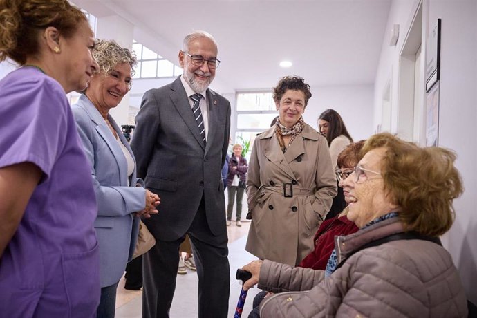 El consejero Domínguez, junto a la gerente de Atención Primara y la directora del ISPLN, conversa con pacientes que han acudido a recibir las vacuna contra la gripe y la covid