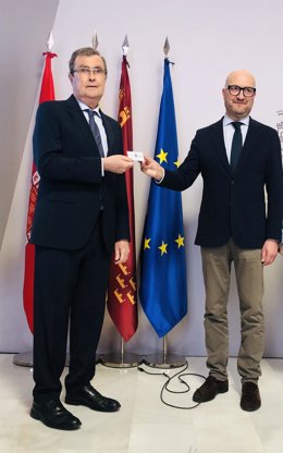 El alcalde de Murcia, José Ballesta, con el concejal de Movilidad, Gestión Económica y Contratación, José Francisco Muñoz, recibe los presupuestos de 2026