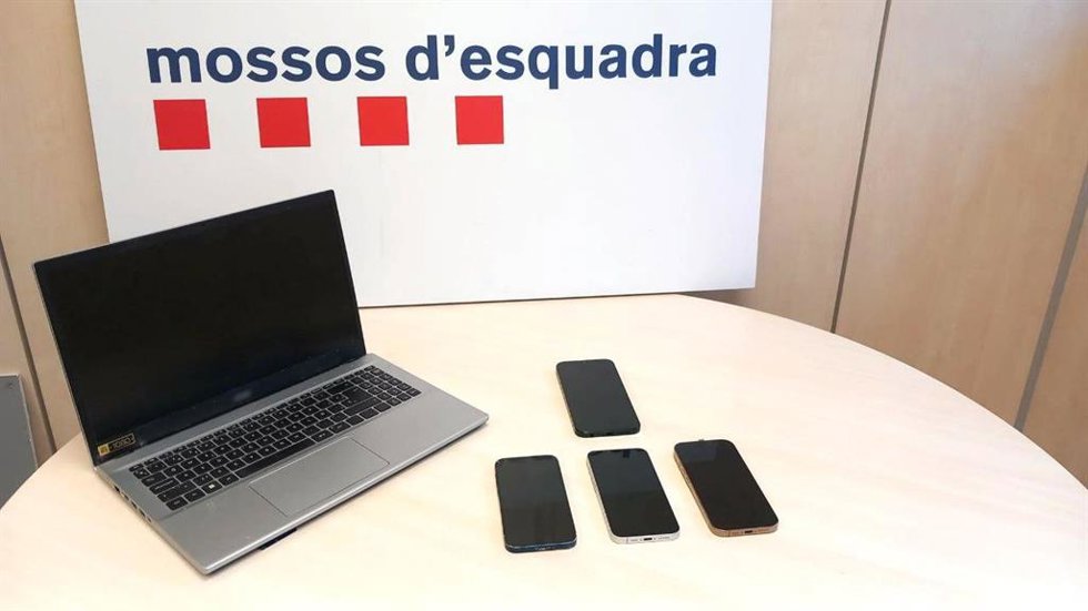 Teléfonos incautados por los Mossos d'Esquadra