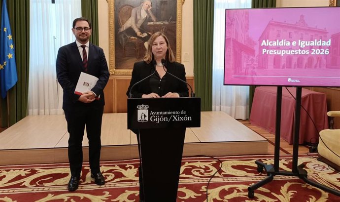 La directora general de Igualdad del Ayuntamiento de Gijón, Goretti Avello, junto al director general de Alcaldía, Coordinación y Proyectos de Ciudad de Gijón, Jaime Fernández-Paíno, durante la rueda de prensa de presentación de presupuestos 2026.