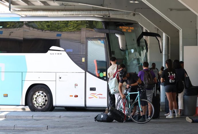 Archivo - Varias personas esperan para subirse a un autobús en la estación de autobuses de Méndez Álvaro, a 2 de agosto de 2024, en Madrid (España). Las empresas de autobuses han reforzado todos sus servicios en más de un 45% para atender el crecimiento d