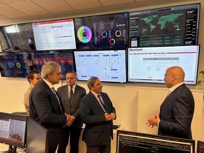 Sanz Merino, durante su visita al Centro de Operaciones de Seguridad.