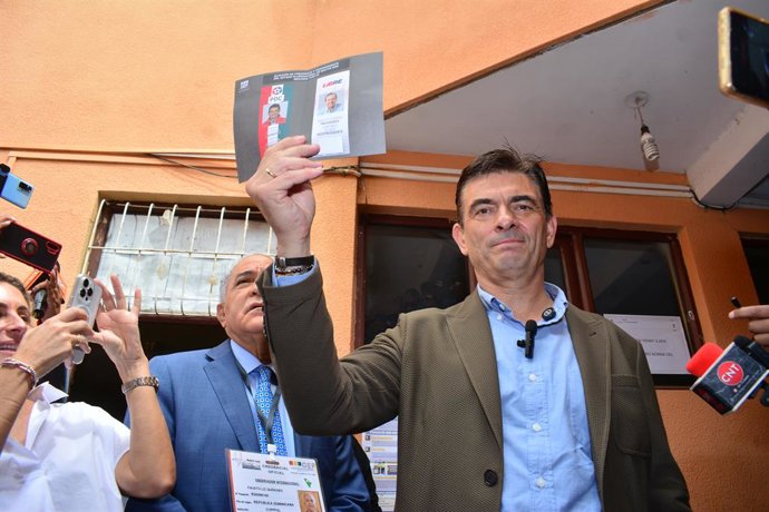 TARIJA, 20 de outubro de 2025 -- Rodrigo Paz Pereira mostra sua cédula de votação em uma seção eleitoral em Tarija, Bolívia, em 19 de outubro de 2025. Rodrigo Paz Pereira, 58 anos, venceu o segundo turno das eleições presidenciais na Bolívia no domingo, d