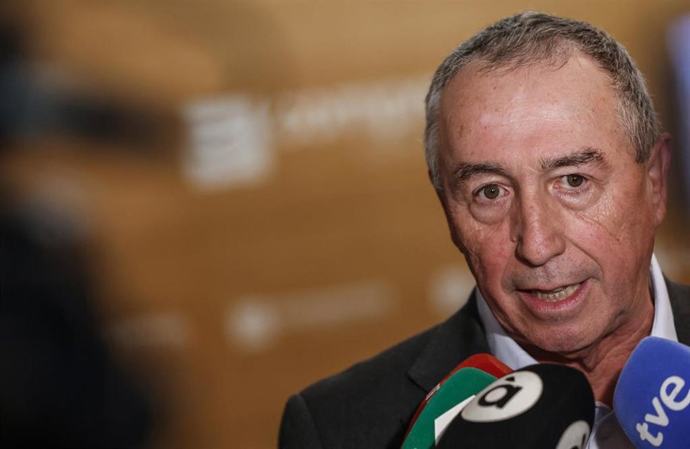 Archivo - El síndic de Compromís en Les Corts, Joan Baldoví, atiende a los medios de comunicación