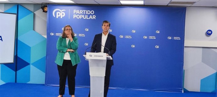 El presidente del PP Zaragoza, Ramón Celma, junto a la la secretaria general del Partido Popular de Zaragoza y portavoz popular en la DPZ, Maricarmen Lázaro.