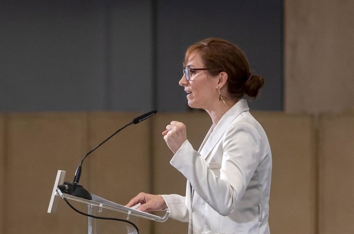 La ministra de Sanitat, Mónica García, durant un fòrum