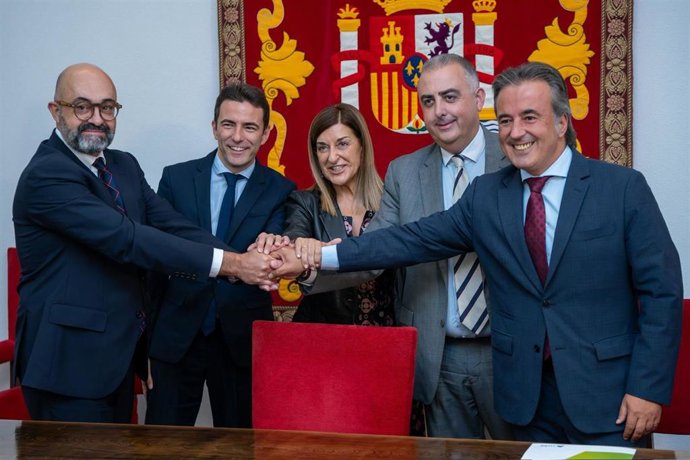 Representantes institucionales se estrechan las manos tras la firma del protocolo de actuación para el cubrimiento de las vías en Maliaño