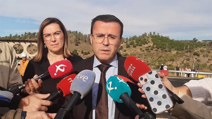 El secretario general del PSOE de Extremadura, Miguel Ángel Gallardo, atiende a los medios de comunicación