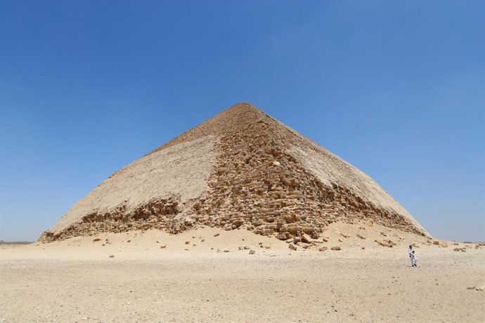 Archivo - GIZA, July 5, 2022  -- Photo taken on July 5, 2022 shows a view of the Bent Pyramid in Giza, Egypt. The over 4,000-year-old Bent Pyramid was named as the "Bent Pyramid" or "the Pyramid with Two Angles" for having two different angles of inclinat