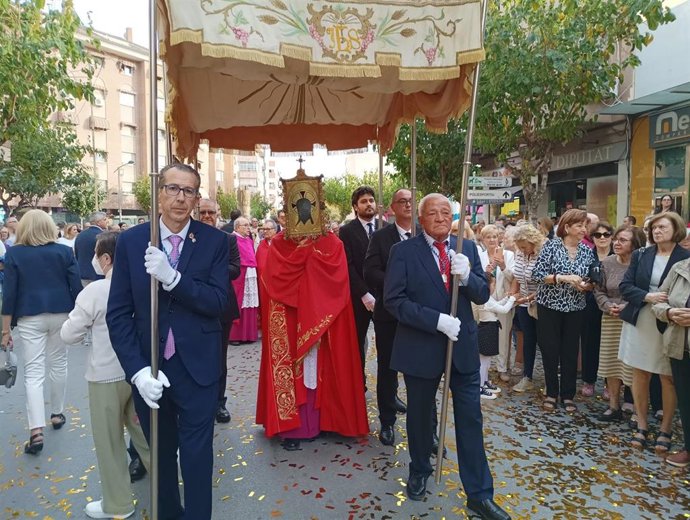 Más de 7.000 personas arropan a la Santa Faz en su visita a Mutxamel en honor de la Virgen de Loreto
