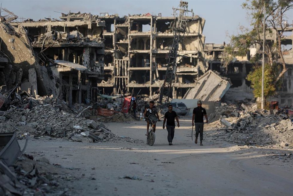 Palestinos desplazados por la ofensiva de Israel contra la Franja de Gaza regresan a la ciudad de Gaza tras el acuerdo de alto el fuego (archivo)
