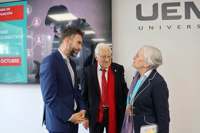 Matilde Fernández y el Padre ángel, junto al rector de la UEMC, David García López.