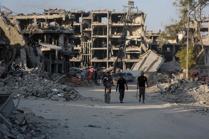 Palestinos desplazados por la ofensiva de Israel contra la Franja de Gaza regresan a la ciudad de Gaza tras el acuerdo de alto el fuego (archivo)