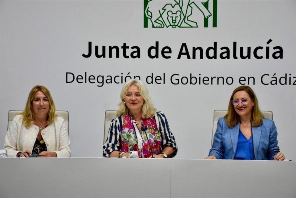 La delegada de la Junta, Mercedes Colombo, y la delegada territorial de Economía, Hacienda, Fondos Europeos y de Industria, Energía y Minas en Cádiz, Inmaculada Olivero, en la jornada práctica de incentivos 'Cadenas de valor industrial'
