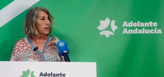 La responsable de Organización de Adelante Andalucía, Mari García, en rueda de prensa.