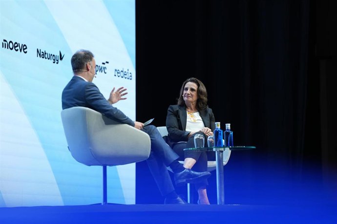 La vicepresidenta de la Comisión Europea, Teresa Ribera, y el director del CIDOB, Pol Morillas, durante la segunda edición del foro 'World in Progress', en el Palau de Congressos de Catalunya.