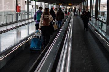 Archivo - Viajeros recién llegados se dirigen al aparcamiento de la T4 en el aeropuerto Adolfo Suárez Madrid-Barajas, a 30 de diciembre de 2022, en Madrid (España).