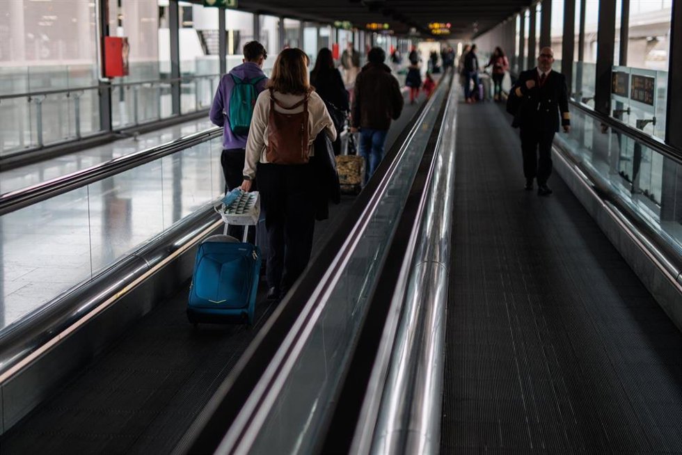 Archivo - Viajeros recién llegados se dirigen al aparcamiento de la T4 en el aeropuerto Adolfo Suárez Madrid-Barajas, a 30 de diciembre de 2022, en Madrid (España).