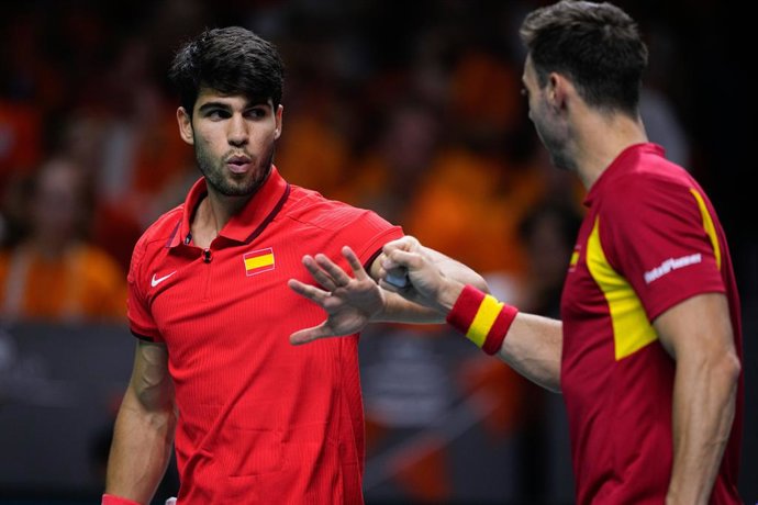 Archivo - Carlos Alcaraz e Marcel Granollers, da Espanha, jogam duplas contra Wesley Koolhof e Botic Van de Zandschulp, da Holanda, durante a partida de tênis da Copa Davis 2024, disputada entre Espanha e Holanda no Pavilhão Martin Carpena, em 19 de novem