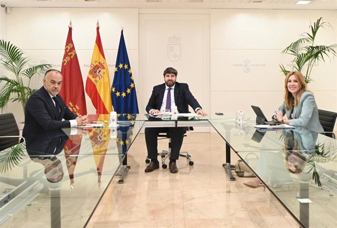 El presidente de la Comunidad, Fernando López Miras, se reunió hoy en San Esteban con el presidente de la Asociación de Trabajadores Autónomos de Murcia, Francisco Casado. Además, también estuvo presente la consejera de Empresa, Marisa López Aragón
