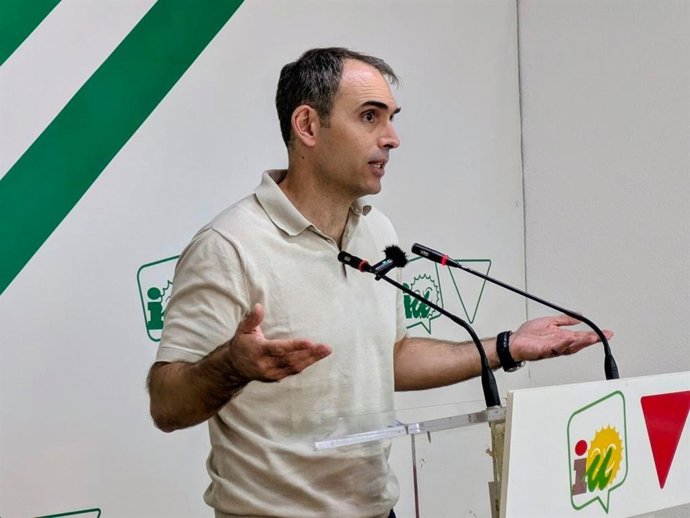 El coordinador General de IU Andalucía y diputado en el Congreso, Toni Valero, en rueda de prensa en Málaga.
