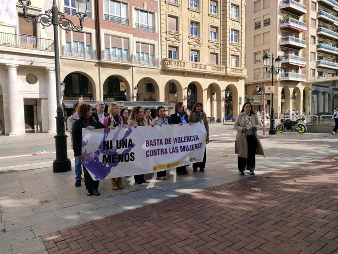 Concentración en Logroño en recuerdo de la última víctima de violencia machista, asesinada en Badajoz
